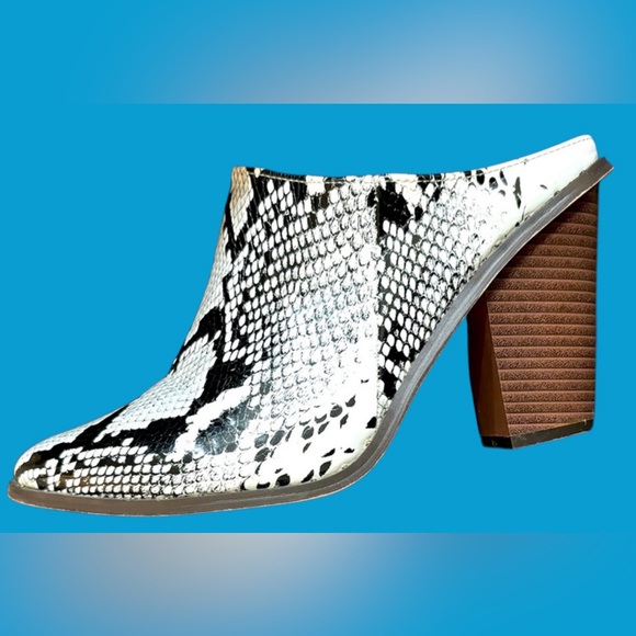 Chase + Chloe Shoes - 🎉HP Chase+Chloe pointy black and white snake print mules with wood heel. Sz 8.5